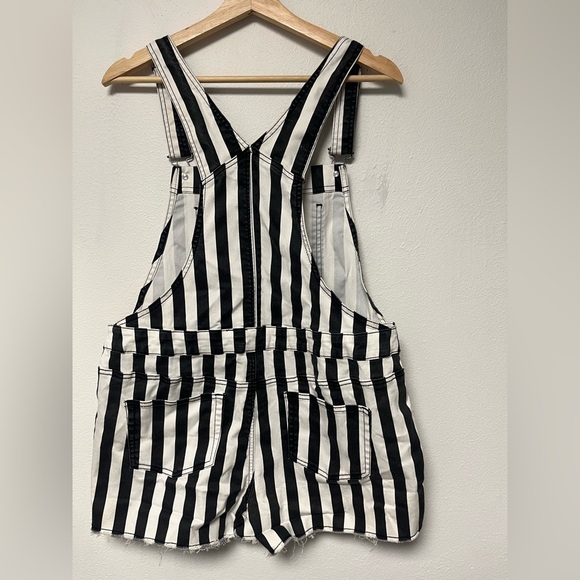 Hot Topic Beetlejuice shortalls black & white vertical stripes embroidered
Sz L - Picture 2 of 5